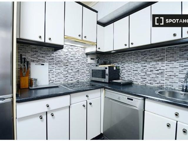 Habitación en piso de 3 dormitorios en Otxarkoaga, Bilbao