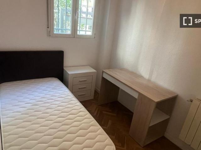 Habitación en piso de 3 habitaciones en alquiler en Campamento, Madrid