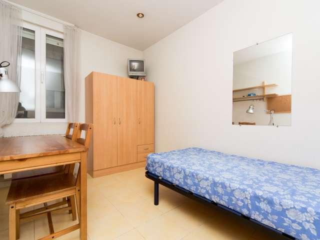 Habitación en piso de 3 habitaciones en alquiler en Arapiles, Madrid