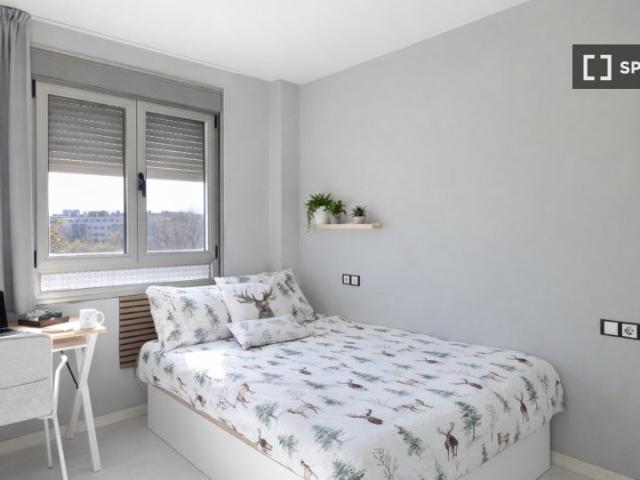 Habitación en piso de 3 habitaciones en alquiler en Buenavista, Madrid