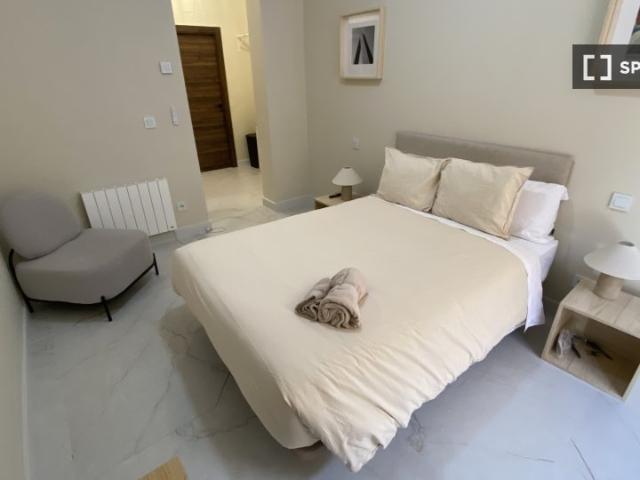 Habitación en piso de 3 habitaciones en alquiler en Embajadores, Madrid