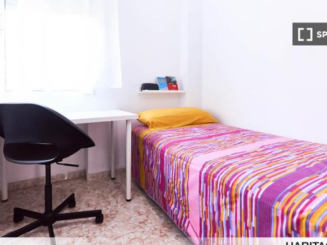 Habitación en piso de 3 habitaciones en alquiler en El Cerro, Sevilla