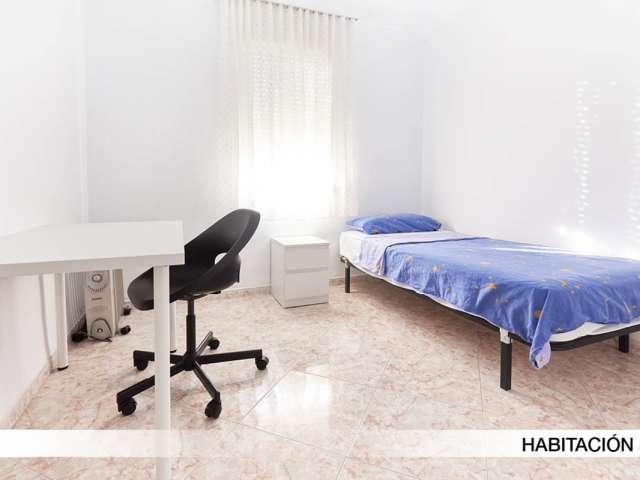 Habitación en piso de 3 habitaciones en alquiler en El Cerro, Sevilla