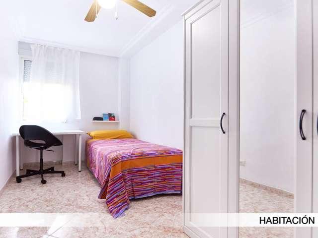 Habitación en piso de 3 habitaciones en alquiler en El Cerro, Sevilla