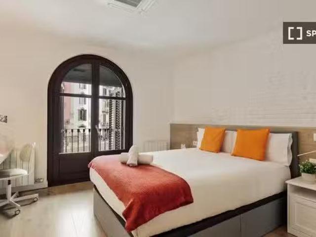 Habitación en piso de 3 habitaciones en alquiler en L'Eixample.