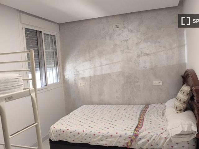 Habitación en piso de 3 habitaciones en alquiler en Triana, Sevilla
