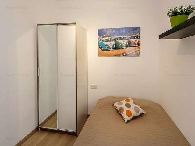 Habitación en piso de 10 habitaciones en alquiler en Navas, Barcelona
