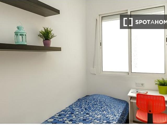 Habitación en piso de 10 habitaciones en alquiler en Navas, Barcelona