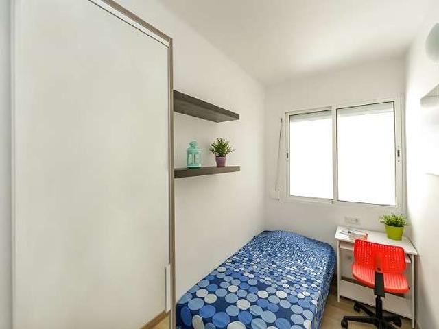 Habitación en piso de 10 habitaciones en alquiler en Navas, Barcelona
