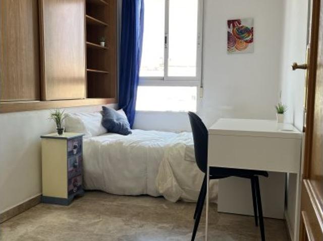 Habitación en piso de 7 dormitorios en El Pla del Real, Valencia