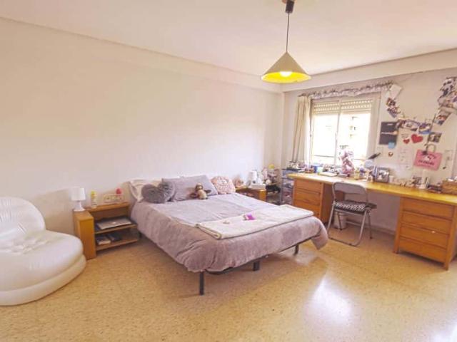 Habitación en piso de 7 habitaciones en Ciutat Jardi