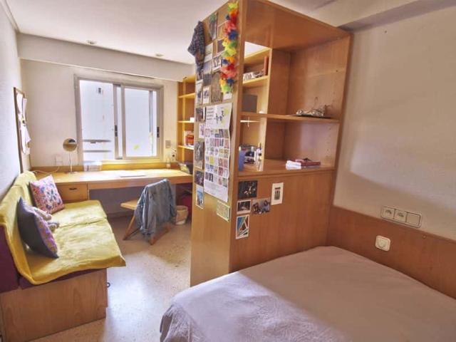 Habitación en piso de 7 habitaciones en Ciutat Jardi
