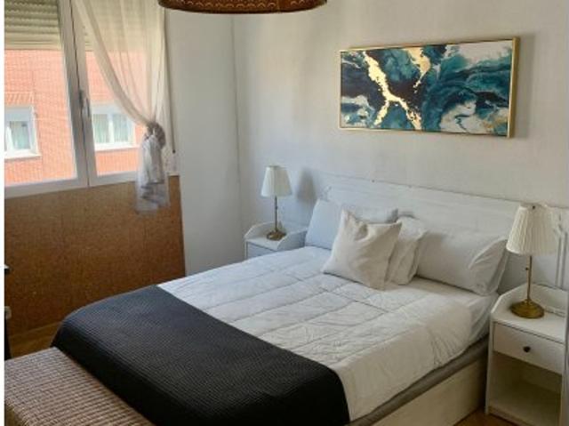 Habitación en piso de 7 habitaciones en alquiler en Gaztambide, Madrid