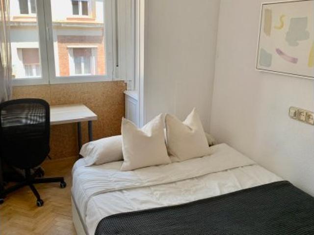 Habitación en piso de 7 habitaciones en alquiler en Gaztambide, Madrid