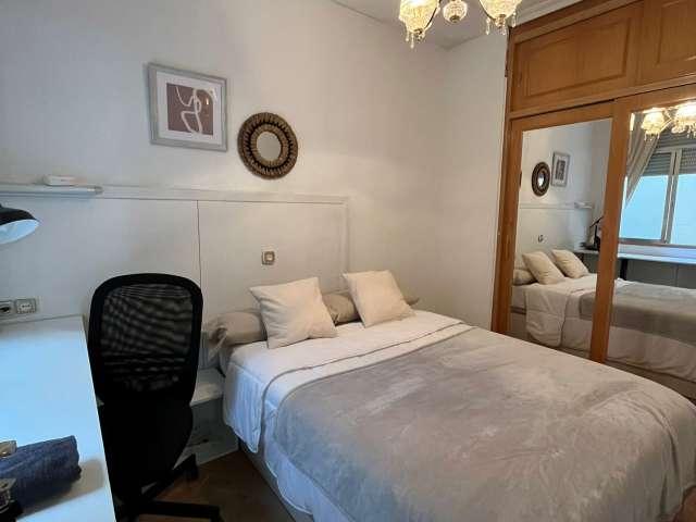 Habitación en piso de 7 habitaciones en alquiler en Gaztambide, Madrid