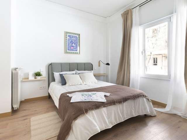 Habitación en piso de 7 habitaciones en alquiler en Gaztambide, Madrid