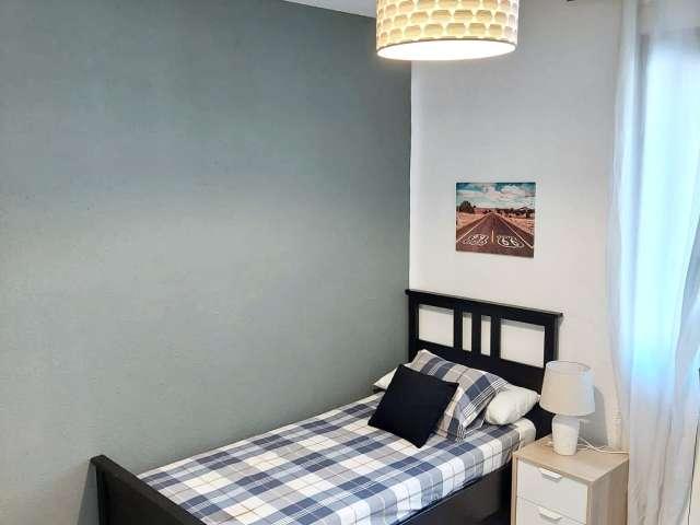 Habitación en piso de 7 habitaciones en alquiler en Guindalera, Madrid