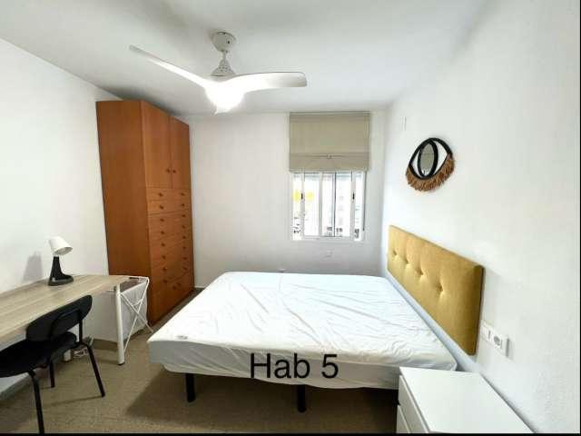 Habitación en piso de 7 habitaciones en alquiler en Els Orriols, Valencia