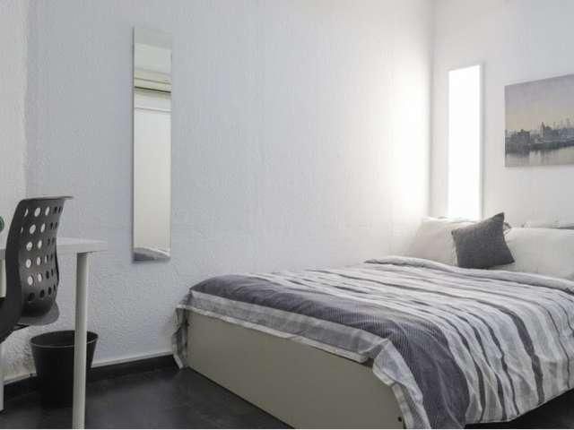 Habitación en piso de 7 habitaciones en alquiler en Quintana, Madrid