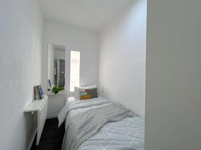Habitación en piso de 7 habitaciones en alquiler en Quintana, Madrid