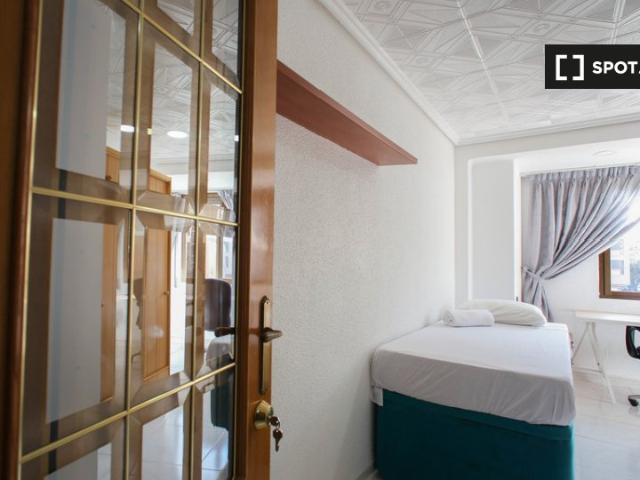 Habitación en piso de 4 dormitorios en Albors, Valencia