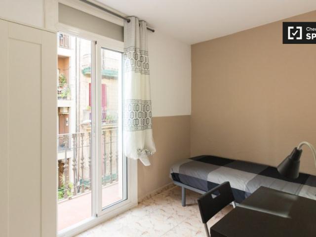 Habitación en piso de 4 dormitorios en alquiler en Barcelona