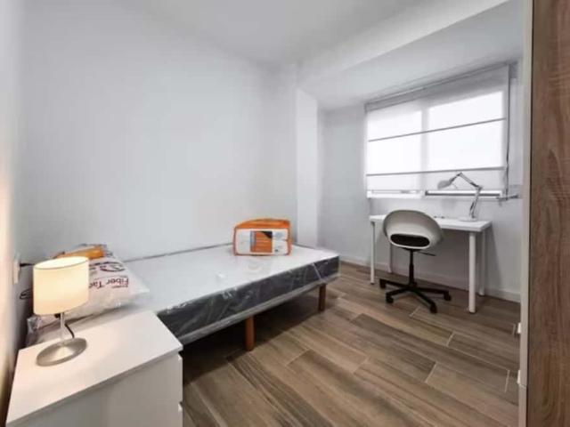 Habitación en piso de 4 habitaciones en Campanar