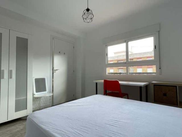 Habitación en piso de 4 habitaciones en Algirós