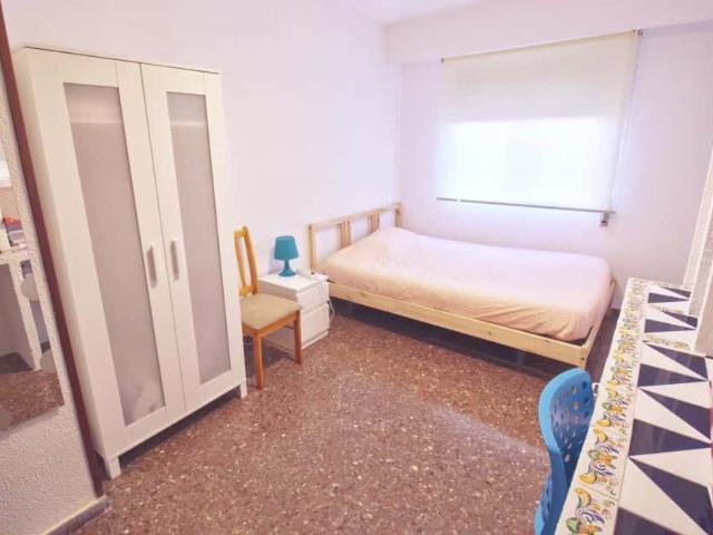 Habitación en piso de 4 habitaciones en Algirós