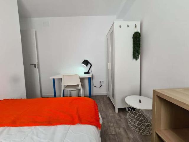 Habitación en piso de 4 habitaciones en Algirós