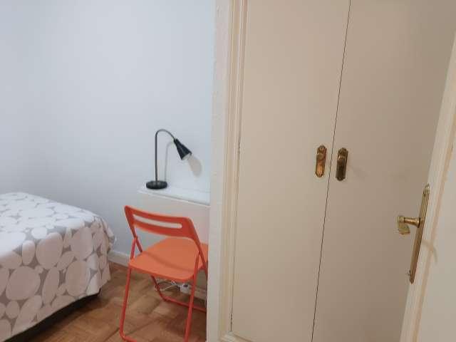 Habitación en piso de 4 habitaciones en Almagro, Madrid