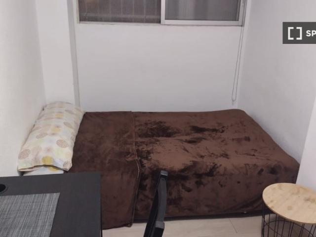 Habitación en piso de 4 habitaciones en alquiler en Alicante