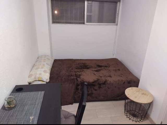 Habitación en piso de 4 habitaciones en alquiler en Alicante