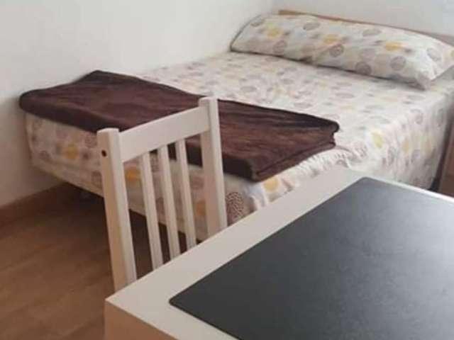 Habitación en piso de 4 habitaciones en alquiler en Alicante