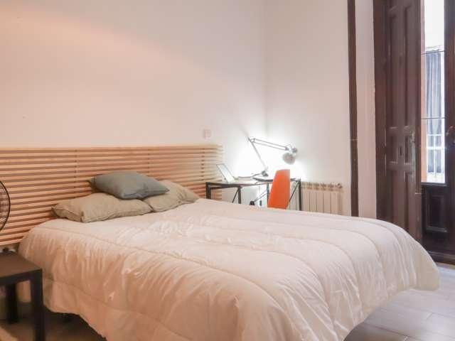 Habitación en piso de 4 habitaciones en alquiler en Embajadores, Madrid