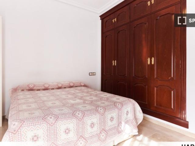 Habitación en piso de 4 habitaciones en alquiler en El Cerro, Sevilla