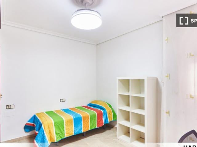 Habitación en piso de 4 habitaciones en alquiler en El Cerro, Sevilla