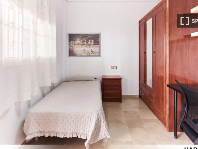 Habitación en piso de 4 habitaciones en alquiler en El Cerro, Sevilla
