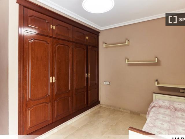 Habitación en piso de 4 habitaciones en alquiler en El Cerro, Sevilla