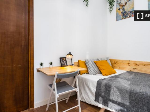 Habitación en piso de 4 habitaciones en alquiler en El Raval, Barcelona