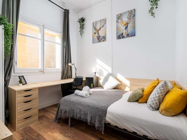 Habitación en piso de 4 habitaciones en alquiler en El Raval, Barcelona