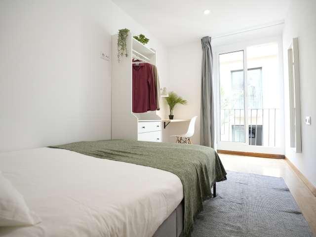Habitación en piso de 4 habitaciones en alquiler en El Raval, Barcelona