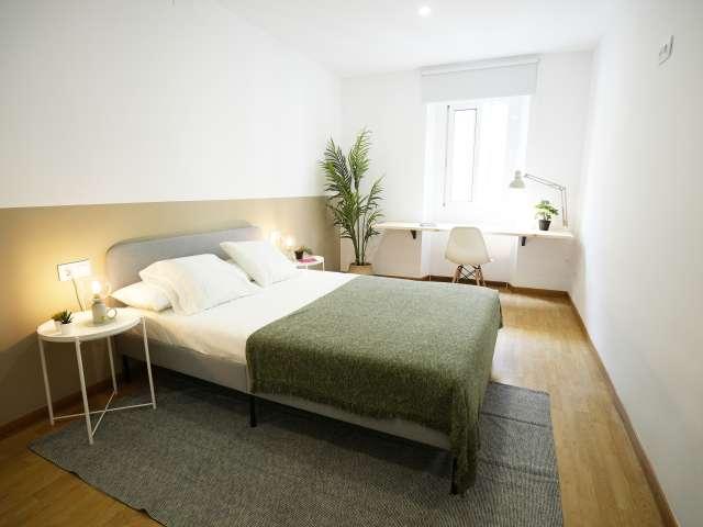 Habitación en piso de 4 habitaciones en alquiler en El Raval, Barcelona