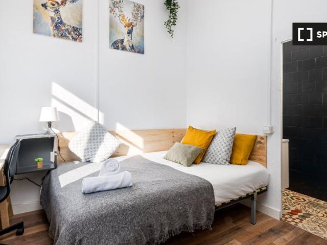 Habitación en piso de 4 habitaciones en alquiler en El Raval, Barcelona