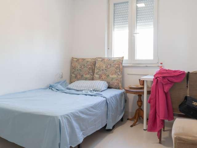 Habitación en piso de 4 habitaciones en alquiler en Lucero, Madrid