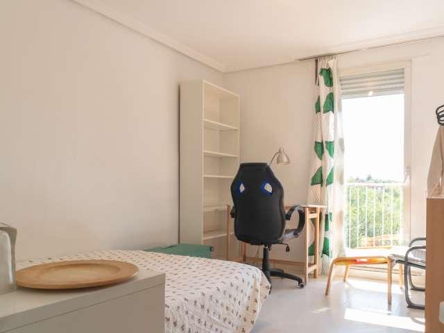 Habitación en piso de 4 habitaciones en alquiler en Lucero, Madrid