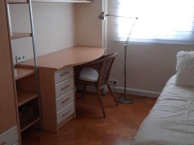 Habitación en piso de 4 habitaciones en alquiler en Sant Isidre, Valencia