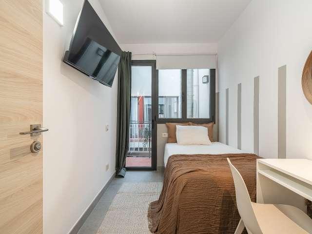 Habitación en piso de 4 habitaciones en alquiler en Sants Badal, Barcelona