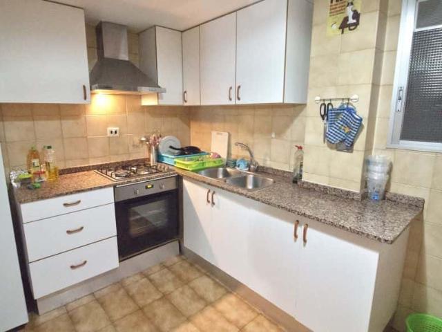 Habitación en piso de 4 habitaciones en El Pla Del Real