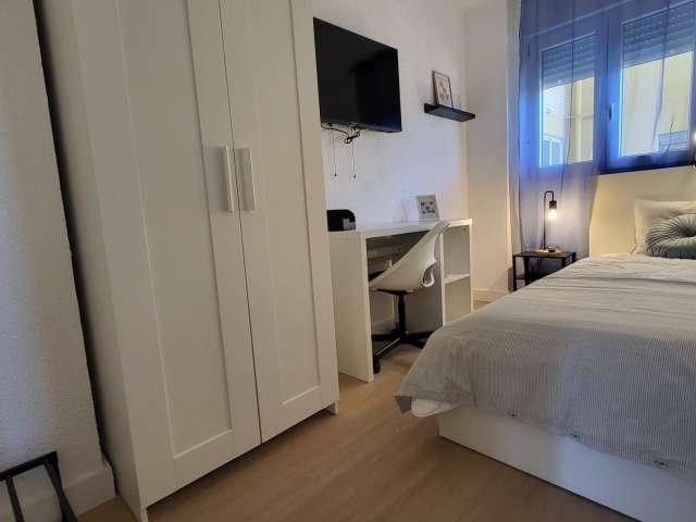 Habitación en piso de 5 habitaciones en Alicante